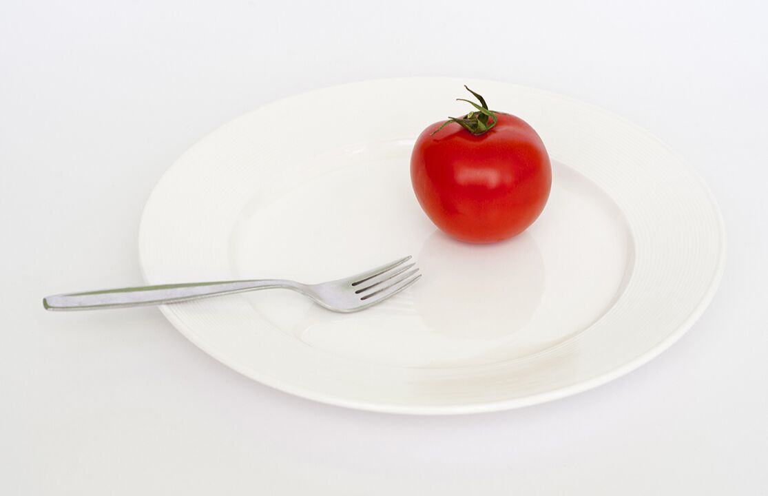 Tomate mat enger Gabel op enger Platte