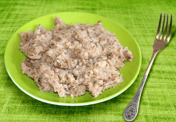 Porridge gemaach vu zerquettere Buckwheat mam Manku